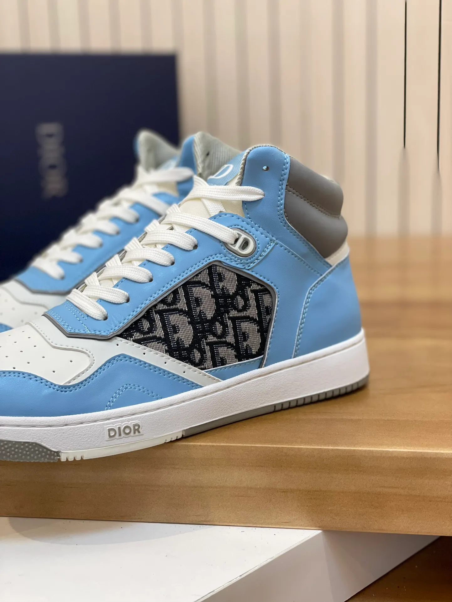 Men's shoes: 💰P460¥ Product trademark: Dior* "Dior*" high-top casual shoes Regular size: 38-44 (can be customized to 45.46) Product materials: Upper imported cowhide stitched with original fabric, breathable lining, original outsole. Number: 1006